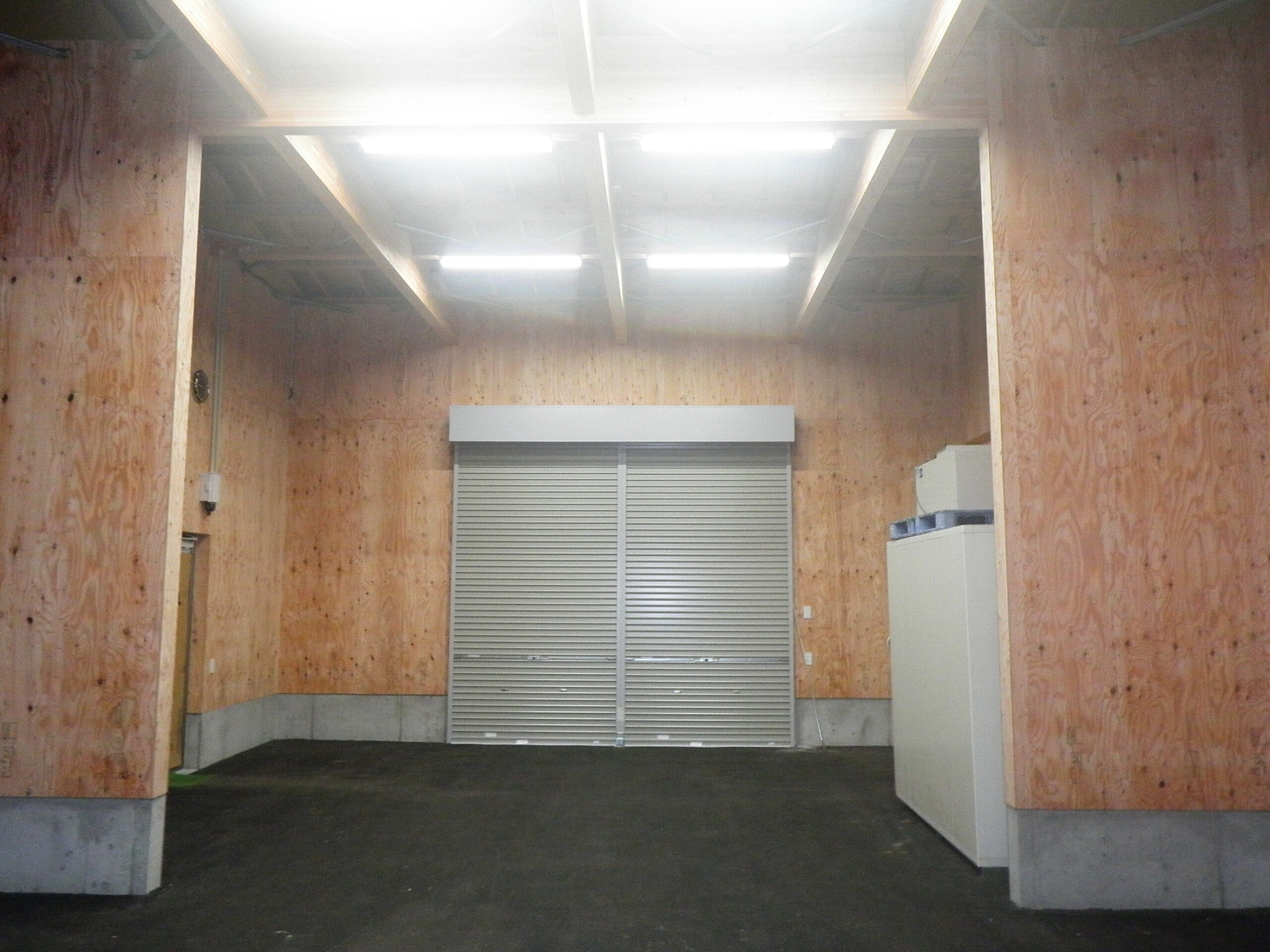 荷捌き場　大断面集成材の小屋組み